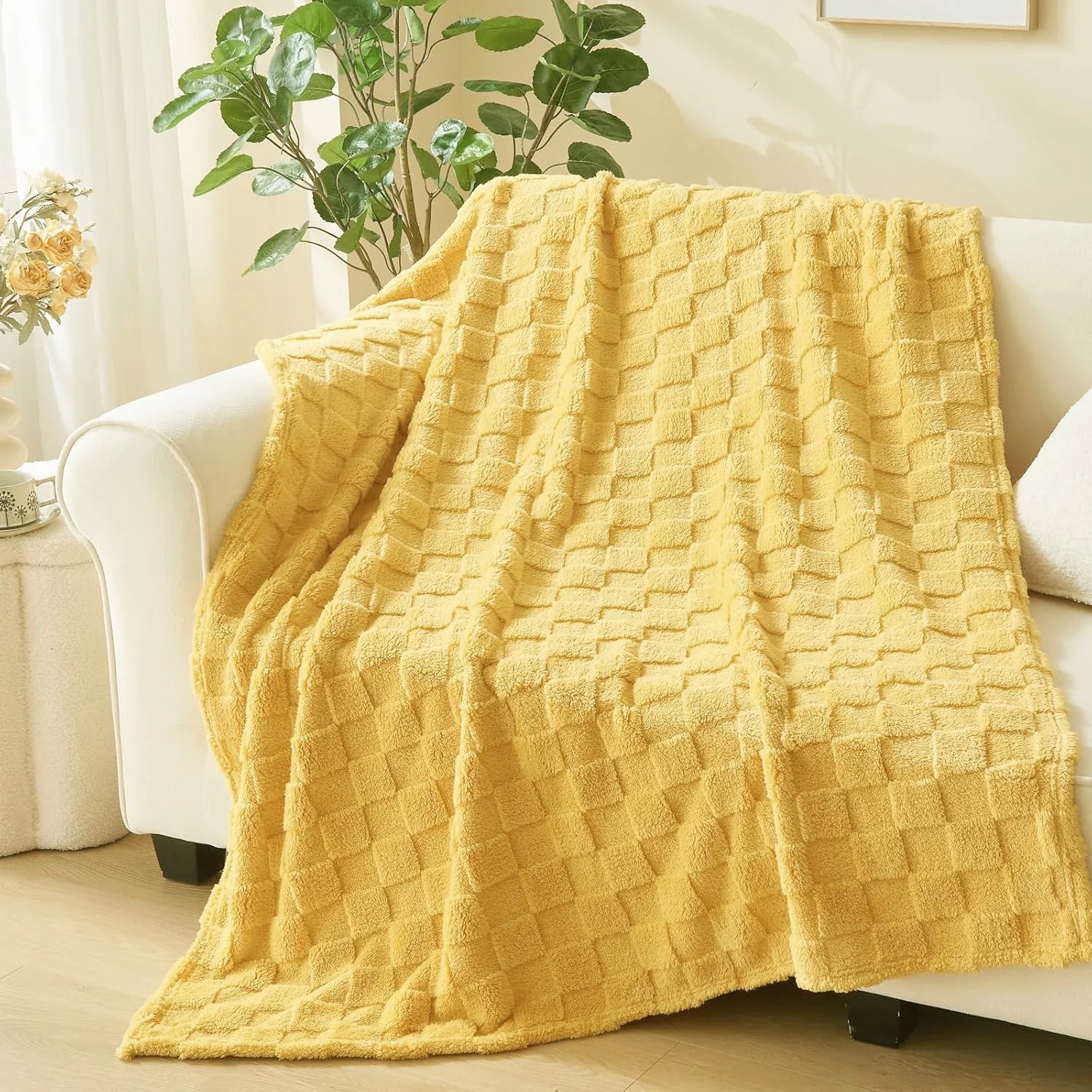 Lightweight Fluffy Blanket, Soft Fleece Throw for Sofa Bed, Cozy Plush Blanket for All Seasons, Machine Washable.