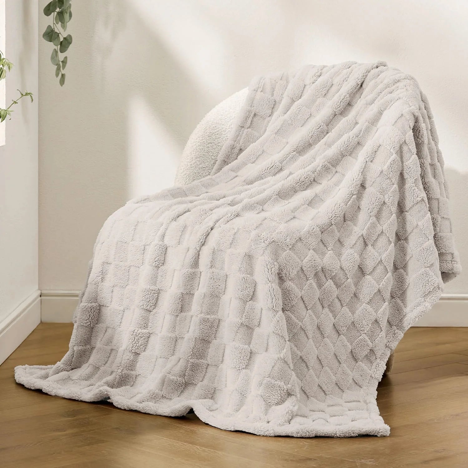 Lightweight Fluffy Blanket, Soft Fleece Throw for Sofa Bed, Cozy Plush Blanket for All Seasons, Machine Washable.