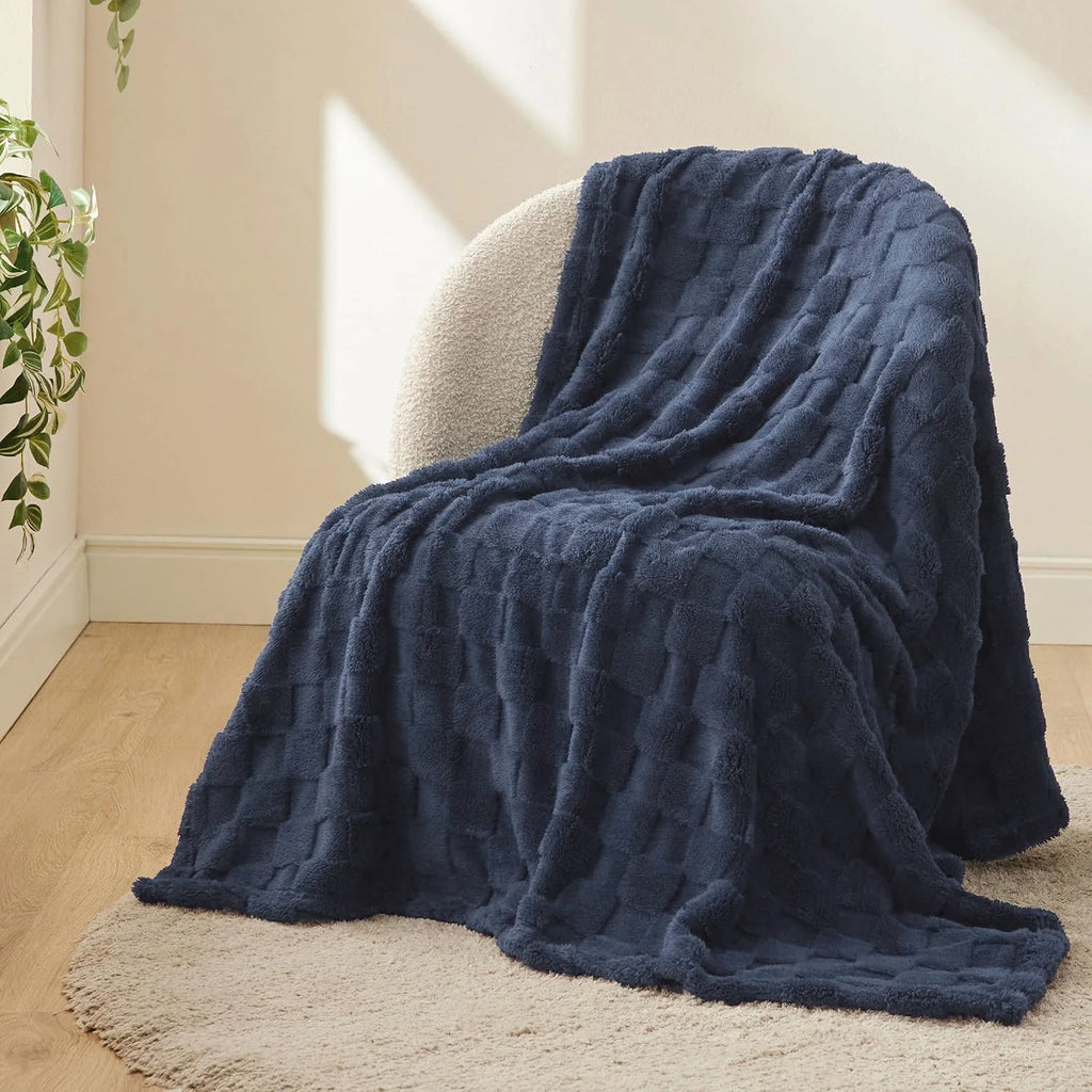 Lightweight Fluffy Blanket, Soft Fleece Throw for Sofa Bed, Cozy Plush Blanket for All Seasons, Machine Washable.