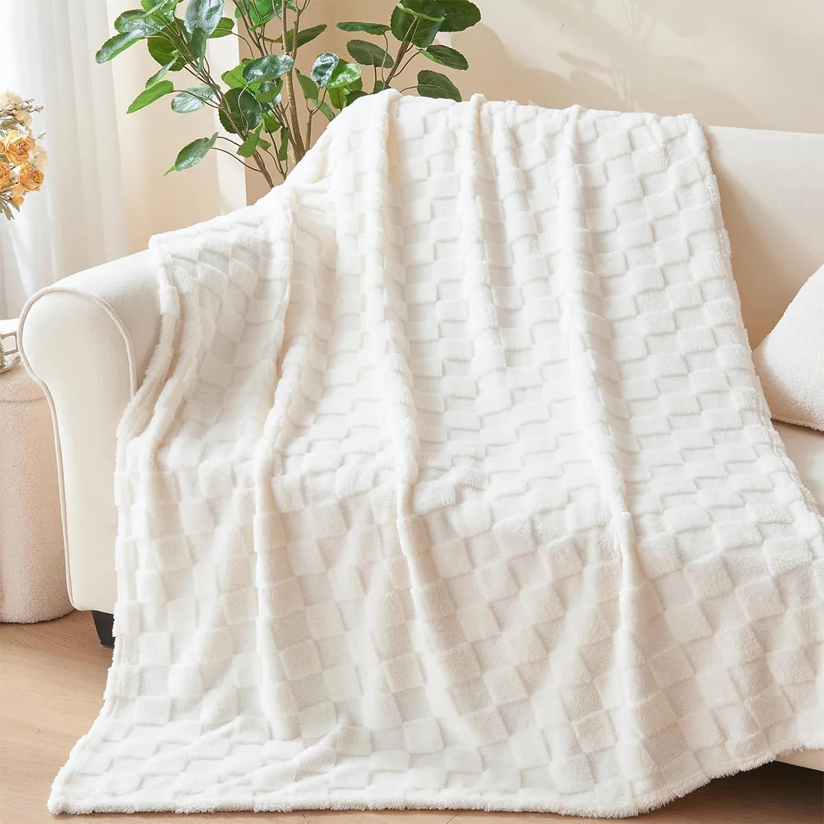 Lightweight Fluffy Blanket, Soft Fleece Throw for Sofa Bed, Cozy Plush Blanket for All Seasons, Machine Washable.