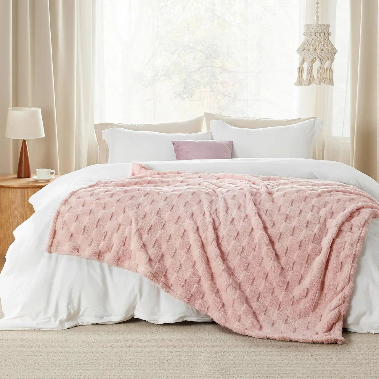Lightweight Fluffy Blanket, Soft Fleece Throw for Sofa Bed, Cozy Plush Blanket for All Seasons, Machine Washable.