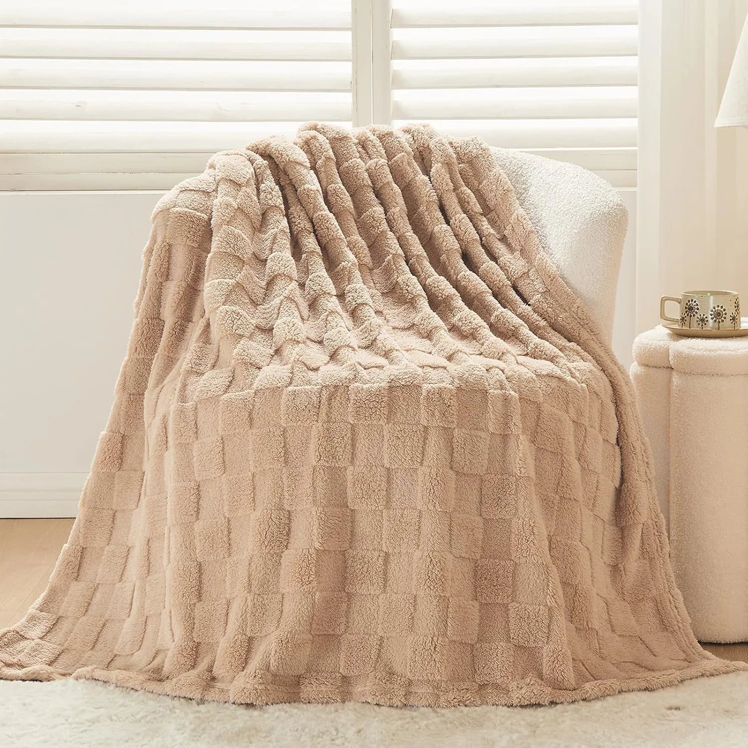 Lightweight Fluffy Blanket, Soft Fleece Throw for Sofa Bed, Cozy Plush Blanket for All Seasons, Machine Washable.