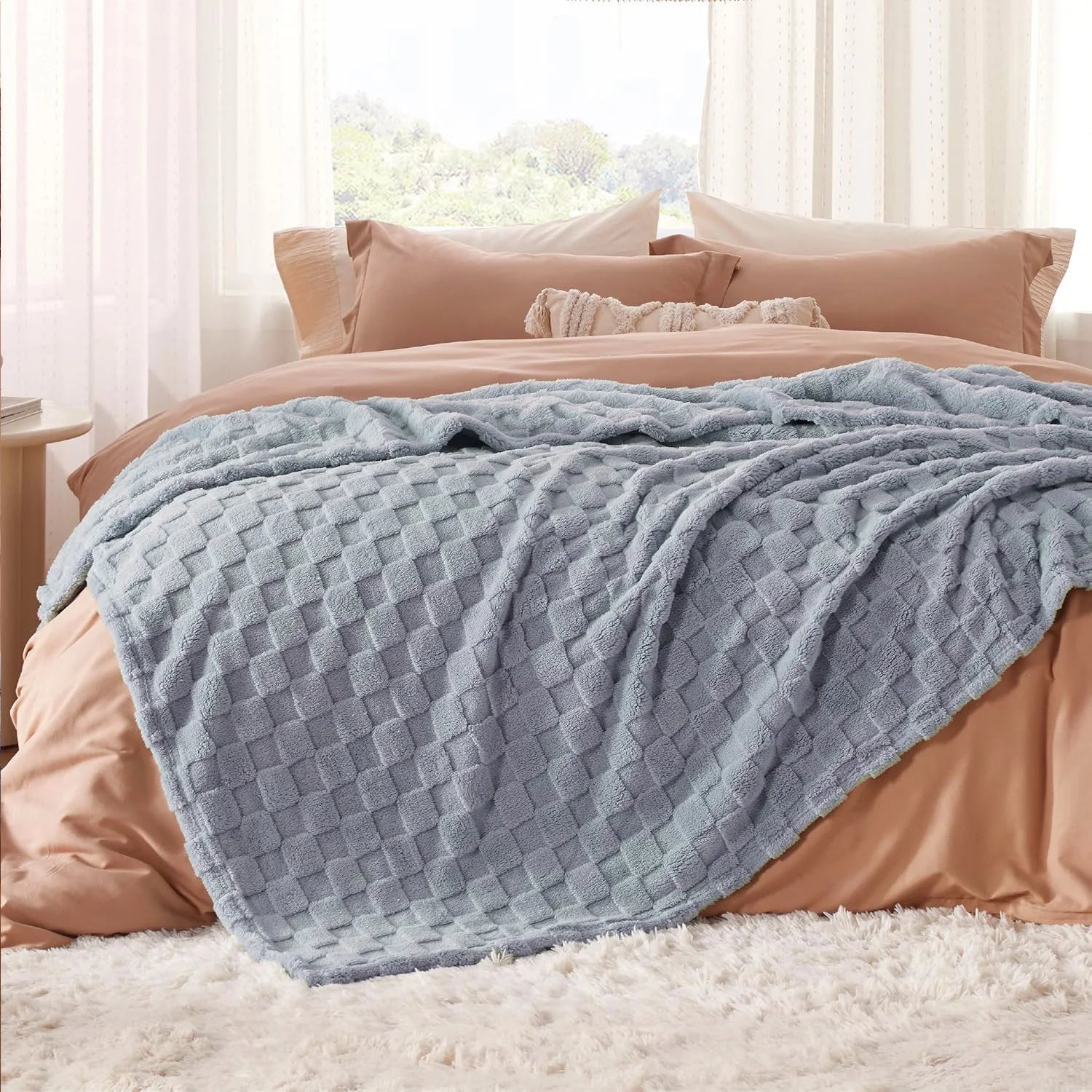 Lightweight Fluffy Blanket, Soft Fleece Throw for Sofa Bed, Cozy Plush Blanket for All Seasons, Machine Washable.