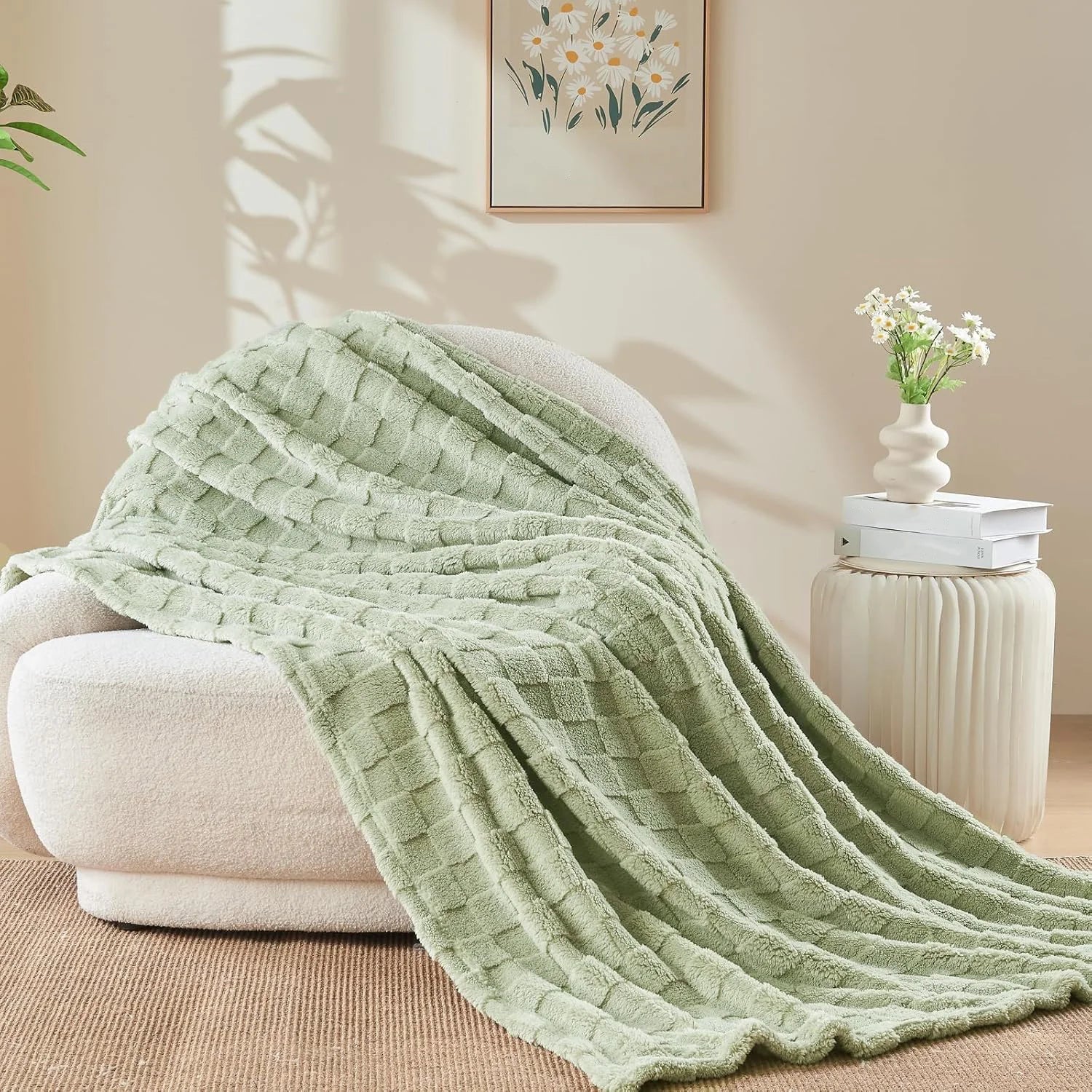 Lightweight Fluffy Blanket, Soft Fleece Throw for Sofa Bed, Cozy Plush Blanket for All Seasons, Machine Washable.