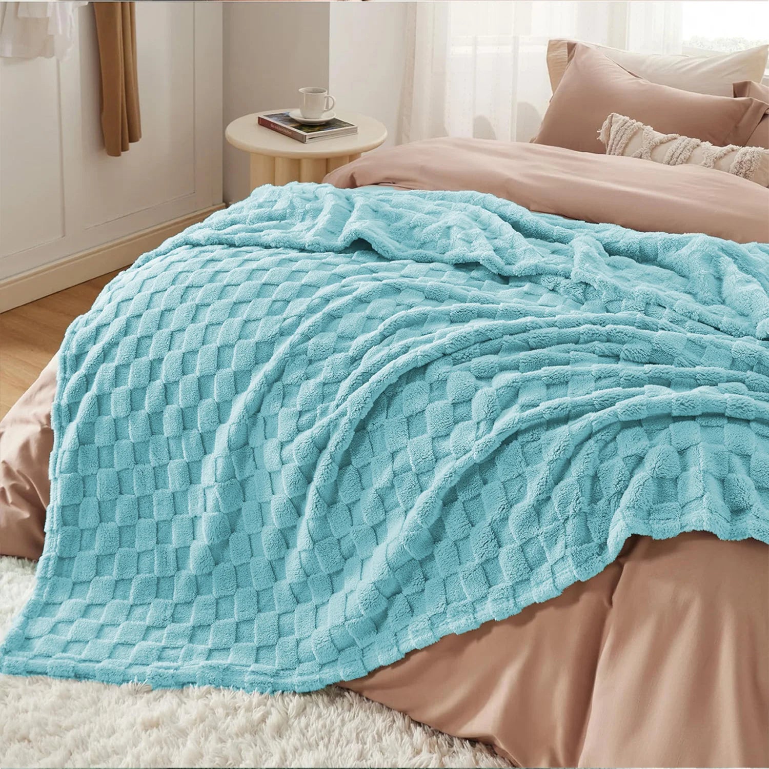 Lightweight Fluffy Blanket, Soft Fleece Throw for Sofa Bed, Cozy Plush Blanket for All Seasons, Machine Washable.